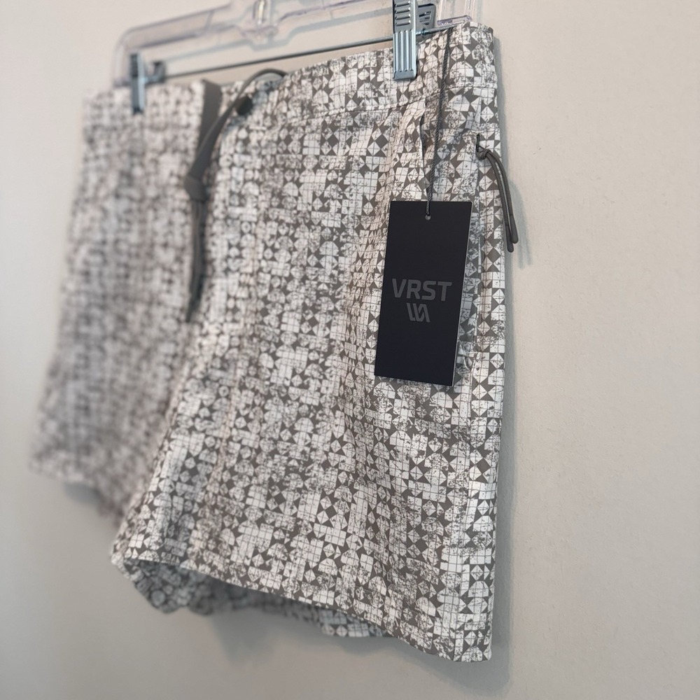VRST Men's 5" Resort Short White Silver Stamped Geo Print Medium NWT Quick Dry - Picture 2 of 9